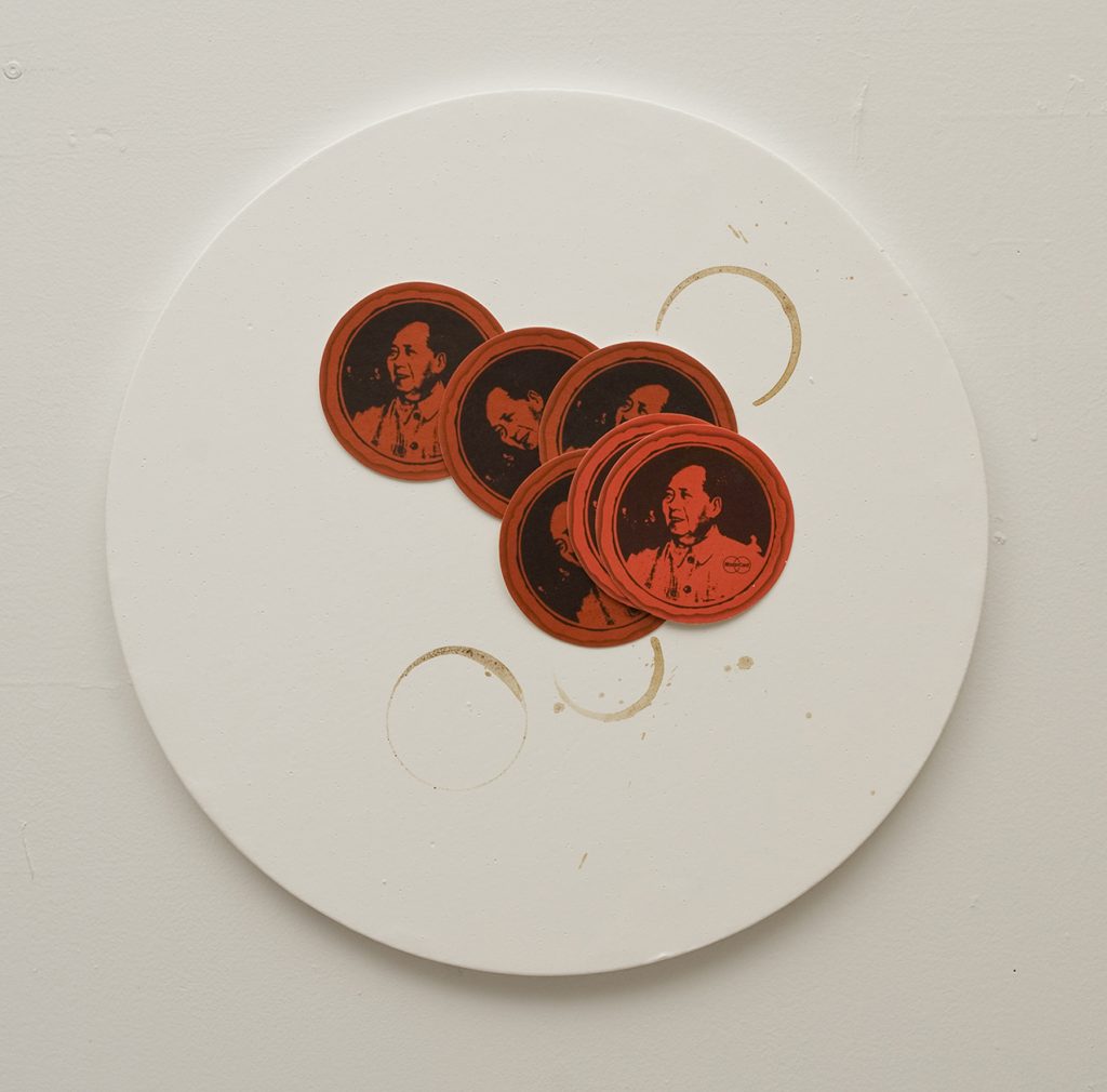 Porter explora y pone en cuestión la concepción lineal del tiempo y los límites entre realidad y representación. El espacio blanco es una constante en su obra: un lugar atemporal y sin geografía donde realiza operaciones visuales y conceptuales. Sus obras tempranas exploran las posibilidades técnicas del grabado, el dibujo, la fotografía, y sus combinatorias, para presentar desafíos filosóficos a las nociones de reproductibilidad, originalidad y neutralidad de la hoja en blanco. Son piezas que desestabilizan los componentes esenciales de la representación —la línea y el plano— a partir de la incorporación de cosas “reales” que ocupan su lugar como el hilo, el clavo, la sombra o la arruga del papel. En su producción, el ejercicio de doblar o arrugar la hoja cobra centralidad al quedar registrado —grabado— en la obra. De esta manera, la acción del cuerpo de la artista y del espectadxr pasa a integrar el ahora desbaratado espacio de la representación. Más tarde, continúa la indagación sobre los mismos temas, pero invierte por completo los términos de su trabajo como si hiciera un ingreso por el extremo opuesto: la ficción. Incorpora a su práctica objetos inanimados, juguetes y figurines con los que compone escenas sobre el lienzo o sobre un estante, o que también registra en fotografías y videos. Los figurines adquieren entidad de personajes capaces de ofrecer una mirada donde lx espectadorx puede proyectar contenidos emocionales y afectivos. En distintas obras estos personajes aparecen manteniendo una conversación entre ellxs, emprendiendo tareas titánicas o atrapados en torbellinos de pintura. Son situaciones en pequeña escala que condensan una gran historia, reúnen el humor y la tragedia, el empeño y la destrucción. En los últimos años, Porter lleva sus escenas al teatro, donde reemplaza estos personajes por actores y actrices.