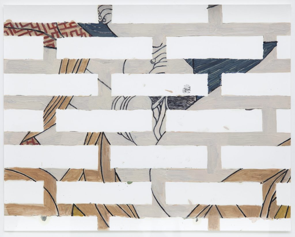 La producción de Macchi construye ficciones de gran potencia visual que no ocultan su artificio e interpelan emocionalmente al público. Son artefactos que investigan cómo funciona la mirada a la vez que enuncian las fragilidades y potencias de las imágenes. Su producción está atravesada por referencias a la literatura, el cine, la música y la historia del arte. El artista parte de imágenes con las que busca generar una experiencia visual y sensorial de cierta inmediatez en lx espectadorx, es decir, que no requiere de mediación textual o conceptual. Sus obras presentan objetos y situaciones reconocibles o cotidianas, aunque levemente dislocadas o modificadas. A menudo, plantean una tensa contradicción entre su apariencia superficial y aquello que la compone. En algunas de sus instalaciones, trabaja con los límites o condiciones de la arquitectura. En otras, desarrolla estrategias para traducir la luz y el sonido a materialidades sólidas en el espacio expositivo. La ciudad también es uno de los imaginarios que explora a lo largo de su producción y que, en ocasiones, lo lleva a desarrollar piezas site-specific. Además, sus obras parecen asumir, a veces, un carácter fantasmagórico al presentarse como el resultado de una posible alteración o hecho fatídico sucedido en el pasado del que, sin embargo, nada se sabe. En otras piezas, toma un accidente, una contingencia o un elemento marginal y monta sobre ello una estructura de trabajo minuciosa que fija el componente de azar a una forma o un criterio organizador. En la frase final de la partitura del preludio para piano La cathédrale engloutie, Claude Debussy anotó una indicación para el intérprete: “tocar como un eco de la frase escuchada anteriormente”. Según Macchi, esa expresión podría ser una guía para abordar su propia producción. Ecos, reiteraciones, transparencias, dobles, vacíos y desplazamientos son algunos de los procedimientos que caracterizan a sus obras.