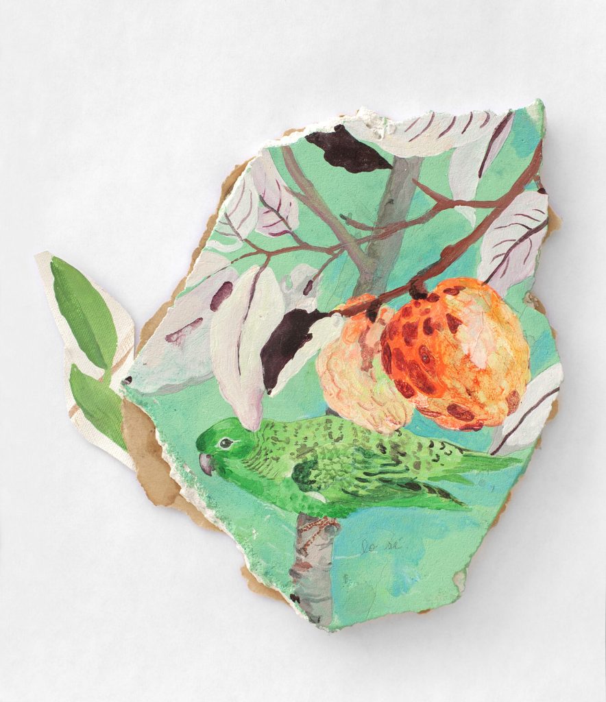 En sus instalaciones, objetos y pinturas, León invita a establecer una conexión con lo trascendente. Indaga sobre cómo las imágenes y los símbolos acompañan los procesos humanos adentrando su obra, de manera inmersiva, en los campos de la astrología, la psicología, las religiones y los ritos. En la producción de León, las pinturas avanzan en todas las direcciones y se pliegan a soportes disímiles, como placas de yeso, maderas o telas: superficies casi siempre irregulares y fragmentarias. En ocasiones, sus pinturas se entremezclan con la tierra, las plantas y materias orgánicas. Otras veces, sus obras se exponen a la intemperie, a la convivencia con la artista, al caminar del público sobre ellas y al paso del tiempo. Esto último es clave en toda su producción, ya que funciona como brújula: temporalidades y situaciones otras buscan integrarse y responder a la vida. De esta manera, la obra de León siempre está en proceso y a veces se detiene para mostrarse al público. En sus pinturas, la artista cita fragmentos de obras de la historia del arte, en especial de la pintura italiana grutesca, de cuyos fondos y rincones rescata motivos ornamentales, personajes y fantasías arquitectónicas, a sabiendas de que en ese repertorio marginal se han guardado contenidos esotéricos a lo largo de la historia occidental. La naturaleza visual de la pintura de León es la de una selva de superposiciones de pinceladas y brochazos de colores. De entre ellos, emergen pequeñas figuraciones sueltas que requieren agudizar la vista para ser descubiertas entre la voluptuosidad de la obra. A veces, se suman bordados e incrustaciones de objetos o preguntas en primorosa cursiva que la artista le deja a la pintura como si fuera un oráculo. Algunas de sus obras, incluso, están compuestas por varias pinturas encimadas a las que antepone mantos de hojas de árbol cosidas. A partir de sus pinturas y otros elementos, la artista arma espacios para ser habitados por el público. Son instalaciones cargadas y ecosistémicas que envuelven a lx visitantx. León desarrolla una práctica y una producción que se podría decir rizomática. En ella confluyen la totalidad y la parte, múltiples temporalidades, lo íntimo y lo colectivo.