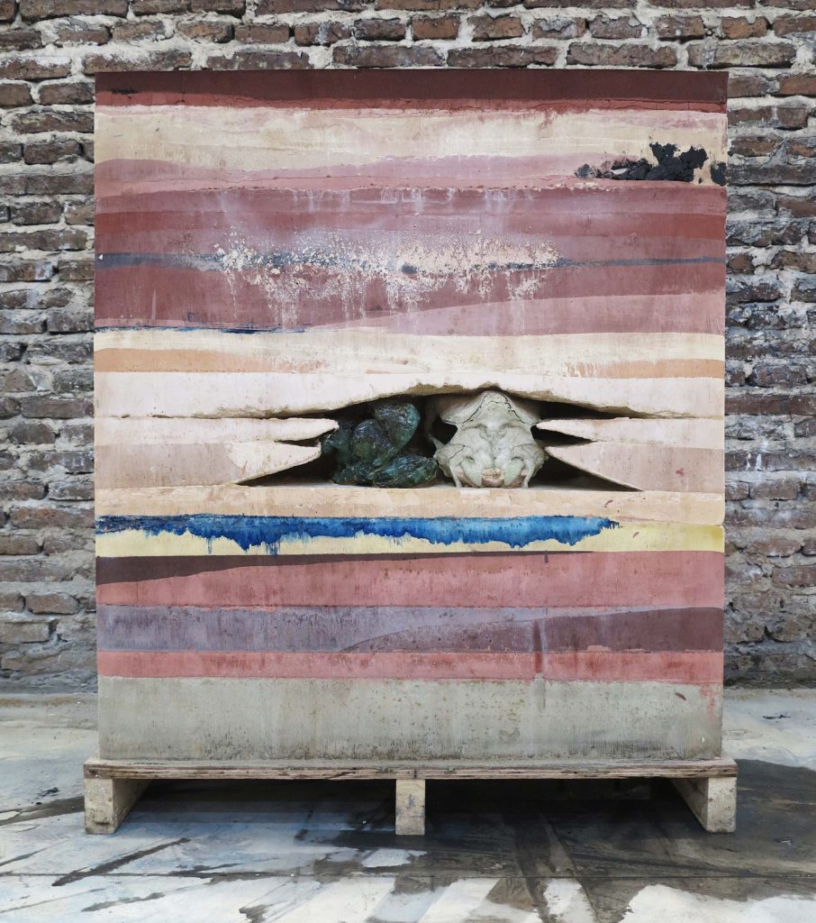 Villar Rojas despliega su proyecto de manera transversal al orden crononormativo: genera tejidos porosos que buscan repensar la(s) historia(s) humana(s) de modo retrospectivo y proyectivo a la vez. Así, intenta desestabilizar el tiempo lineal que empuja cuerpos y cosas hacia el espacio productivo y capitalista, proponiendo un entramado alternativo de pensamientos situados en y con las personas, ciudades e instituciones que lo convocan. La metodología de Villar Rojas está en estrecho vínculo con su vida nómada y la posibilidad de colectivizar el hacer, explorando en estadías prolongadas junto a su grupo de colaboradores las potencialidades de una experiencia ante todo territorial y humana. De ese tiempo inmersivo, irrecuperable en su complejidad, quedará un testimonio material, siempre precario e insuficiente: la exposición. Buscando desnaturalizar las jerarquías que estratifican las labores en el campo artístico (y, como espejo, en la sociedad), concibe parte de su práctica como housekeeping, término que designa las tareas de limpieza y mantenimiento doméstico en tanto actividades invisibilizadas que permiten el desarrollo de otras vidas y trabajos simbólicamente más “valiosos”. De este modo, su producción se presenta como una plataforma de transformación política del Capitaloceno. Villar Rojas asume el compromiso de construir experiencias y procesos crono-topo-específicos, aportando otras formas de coexistir en nuestro planeta. En su obra el tiempo es una fuerza que modela, modifica o reintegra las cosas al entorno que habitan. Sus mundos diseñados, en intercambio con una variedad de agentes humanos y no humanos, orgánicos e inorgánicos, entran en interdependencia material y crítica con sus contextos. Así, el artista deconstruye la diferencia ontológica entre obra y espacio, entre arte y vida, mientras revela que el único proyecto posible es la desaparición.