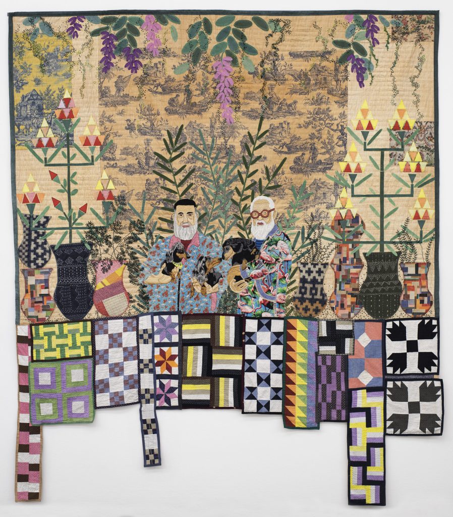 Chiachio & Giannone son una pareja de artistas que lleva adelante su obra en conjunto y disuelve la noción de autoría individual para trabajar bajo una única firma. Trabajan en diversidad de técnicas: pintura, bordado, mosaico textil, cerámica y porcelana, la cual abordan desde una concepción pictórica del color y de la puntada como pincelada. El motivo más frecuentado en su producción es el retrato familiar, que despliegan dentro de un profuso repertorio. En sucesivas piezas se retratan a sí mismos y a sus hijxs-mascotas bajo el aspecto de cortesanxs del imperio chino, guaraníes, coyas, campesinxs de la Normandie o, incluso, animales selváticos. Para cada pieza, investigan al detalle entornos, vestimentas y ornamentos. En otro grupo de obras, se bordan como pareja de hombres maduros entre figuras estereotípicas del homoerotismo. La recreación continua de su imagen comporta un espíritu teatral trotamundo, en contacto con la transformación drag y el humor de varieté. C&G también exploran la permeabilidad de su obra a los estilos de artistas y artesanas que admiran y a las estéticas de diversas culturas a modo de homenaje, de referencia a las artistas mujeres de la modernidad y también a lxs artistas outsiders o pertenecientes al colectivo LGTBIQ+. Sus piezas de cerámica fusionan la imaginería popular latinoamericana y los motivos decorativos de la porcelana francesa u holandesa. Los tiempos extensos del bordado, que implican meses o años, y la reutilización de telas de uso personal y doméstico en sus piezas los llevan a consolidar una concepción activista de su labor desde una perspectiva afectiva, anti-productivista y de cuidado ambiental. Mientras que realizan la mayor parte de su obra en su casa, en espacios públicos y salas de exhibición desarrollan obras participativas con la comunidad LGTBIQ+, las minorías migrantes y público general, junto a quienes confeccionan banderas que reivindican identidades y tradiciones artesanales. C&G se presentan como una identidad mutable y expansiva que comienza en la pareja, se extiende a la familia multiespecie y entabla diálogos con la sociedad en obras que alcanzan las calles.