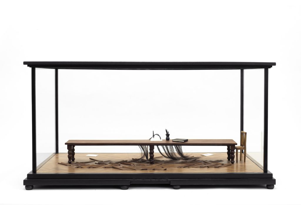 Gordín comenzó su recorrido a mediados de los años ochenta como dibujante y editor de comics underground. Desde entonces, el tren de su obra ha ido deteniéndose en diferentes estaciones, pasando por la pintura, las instalaciones, la construcción de objetos difíciles de clasificar, la escultura y, ocasionalmente, la performance y el video. Vistas en perspectiva, estas obras parecieran ser imágenes de una colección alucinada, piezas extraídas del Museo Barnum o provenientes de un gabinete de curiosidades del siglo veinte. A Gordín le gusta definirse como constructor, término que engloba muchos aspectos de su quehacer artístico. Primero, hay que erigir la historia o, en su defecto, la anécdota. La pulsión por la construcción deja, en casi todos los casos, la historia sin concluir. Aquí es cuando el detalle aparece como un instrumento para completar ese script inacabado. Como en la escena de un crimen, el artista deja un reguero de pistas para que el observador termine el trabajo que él comenzó. En paralelo está la cuestión de la escala. Para poder ser lo más fiel posible a la magnitud de la trama a narrar, el artista decide reducir el tamaño de sus proyectos. Lo importante parecería ser convocar, de la manera más económica, a las dimensiones más espectaculares del horror, el humor o el melodrama. Este procedimiento queda en evidencia en su serie de revistas pulp, realizadas en marquetería sobre un bloque de madera tallada. Estas publicaciones, de las que solo conocemos la portada, ya que no las podemos abrir, se presentan como un llamado a romper con el orden cotidiano y se inscriben como el juego anunciado de una mecánica narrativa. En ocasiones, Gordín deja de lado el registro de lo fantástico, principalmente cuando se refiere a la historia del arte misma por medio de sus construcciones de pequeños museos, como el Museum of Zombie Art (MOZA) y el Centro Cultural de la Mesa. Como en un juego de cajas chinas, en las obras exhibidas dentro de estas obras, Gordín juega a ser artista y viajero del tiempo, permitiéndose realizar desde tapices medievales hasta obras contemporáneas. Quizás como producto de esta práctica, actualmente se encuentra trabajando en una serie de cuadros abstractos, derivados de sus investigaciones con maderas en chapas. Lejos de sus intereses habituales, estos trabajos establecen un diálogo con obras de artistas que tienen búsquedas muy diferentes a las suyas; estas obras parecieran estar producidas por su alter ego, y bien podrían ser parte de las colecciones de los museos imaginarios que acabamos de nombrar, como también de la colección alucinada del siglo veinte que mencionamos al principio.