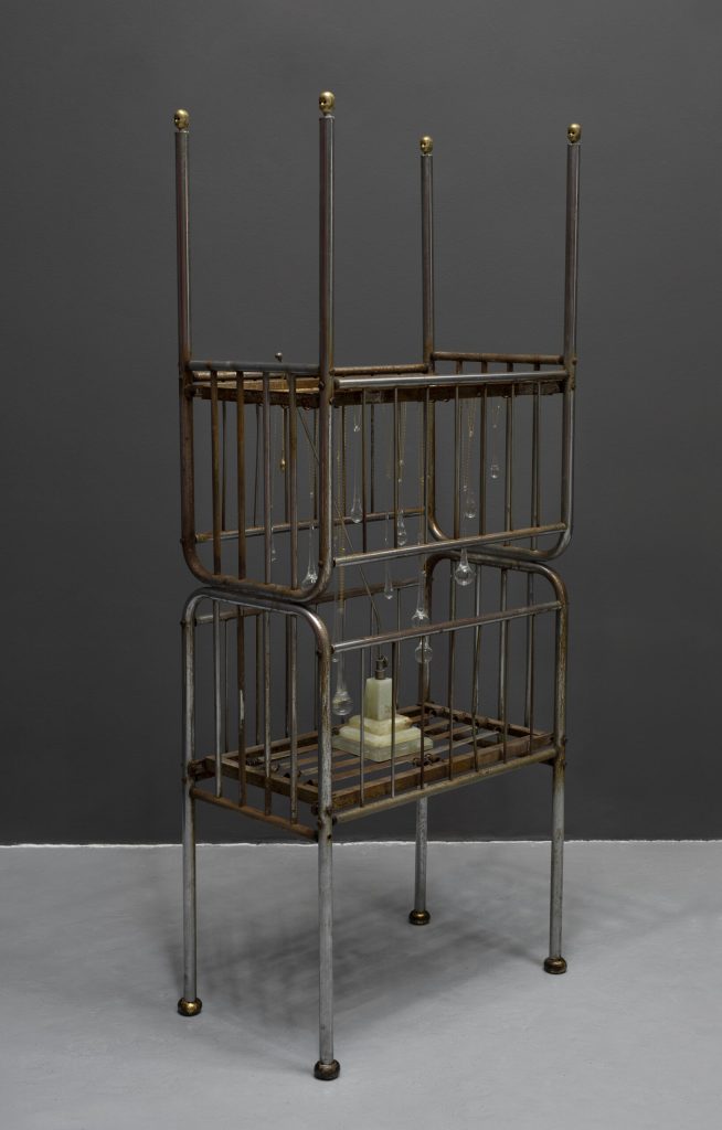 Francisca Rey nació en el año 2000 en Buenos Aires, Argentina. Tras completar sus estudios secundarios, cursó en la Universidad Nacional de las Artes (UNA) y en Regina Espacio de Arte (REA). Durante los años 2019 y 2021, participó en el taller de análisis y producción dirigido por Valeria Rovatti. En 2021, realizó Manglar en la galería Acéfala. Desde el año 2022, asiste a clases de pintura y análisis impartidas por Héctor Maranesi. Ese mismo año fue seleccionada en la Edición Aniversario de Curriculum Cero de Ruth Benzacar Galería de Arte. En 2023, realizó clínica con Ernesto Ballesteros. Se sirve de sus propias experiencias para crear un imaginario de símbolos y códigos que exploran recuerdos, sueños, traumas, la tensión entre la luz y la sombra, el cuerpo y la muerte.Trabaja por instinto, para saciar la constante necesidad del hacer, para enfrentar la incertidumbre y la angustia que provoca el devenir. Desarolla su práctica con distintos materiales y herramientas: pintura, objetos, fotografía, video, dibujo, textil y joyería.