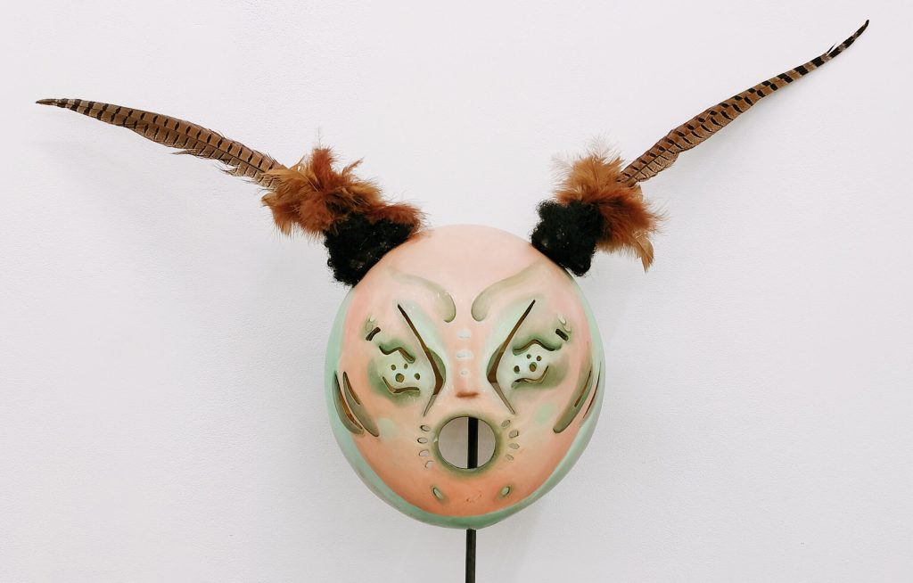 Florencia Rodríguez Giles establece vasos comunicantes entre el dibujo y prácticas artísticas y terapéuticas. Su producción indaga en la expansión de la imaginación y la mutación de las formas de vida. En sus prácticas y performances, propone transitar estados previos a la individuación, entre el consciente y lo inconsciente, la vigilia y el sueño, donde el cuerpo y la psique se hacen plásticos. La artista trabaja con grupos de personas a quienes invita a alterar su organización perceptiva, afectiva y expresiva a través de una serie de ejercicios e instrucciones que pueden durar horas o meses. Cada una de estas experiencias funda una pequeña comunidad de convivencia más o menos transitoria. Durante estas exploraciones, el rostro de lxs participantes —la parte del cuerpo más reconocible e identificativa de todo sujetx— se esconde detrás de las máscaras, habilitando otro tipo de percepciones y sensaciones que favorecen al desconocimiento de unx mismx. Además, suelen utilizarse trajes, prótesis y materialidades blandas o viscosas. Los espacios pueden estar intervenidos con pinturas, esculturas o videos de la artista, además de música o diseños sonoros. Algunas de las propuestas que Rodríguez Giles desarrolla invitan a la siesta o al delirio colectivo. En ellas se reivindica la experiencia de soñar como producción de nuevas narrativas y escenarios de mundos posibles. La artista genera propuestas de exploración para el público y diluye los límites entre espectadorx y participante. En sus dibujos y procesos de diversas naturalezas, la artista sondea estados físicos y psíquicos y despliega así un profuso imaginario posthumano, ritualístico, fantástico u orgiástico.