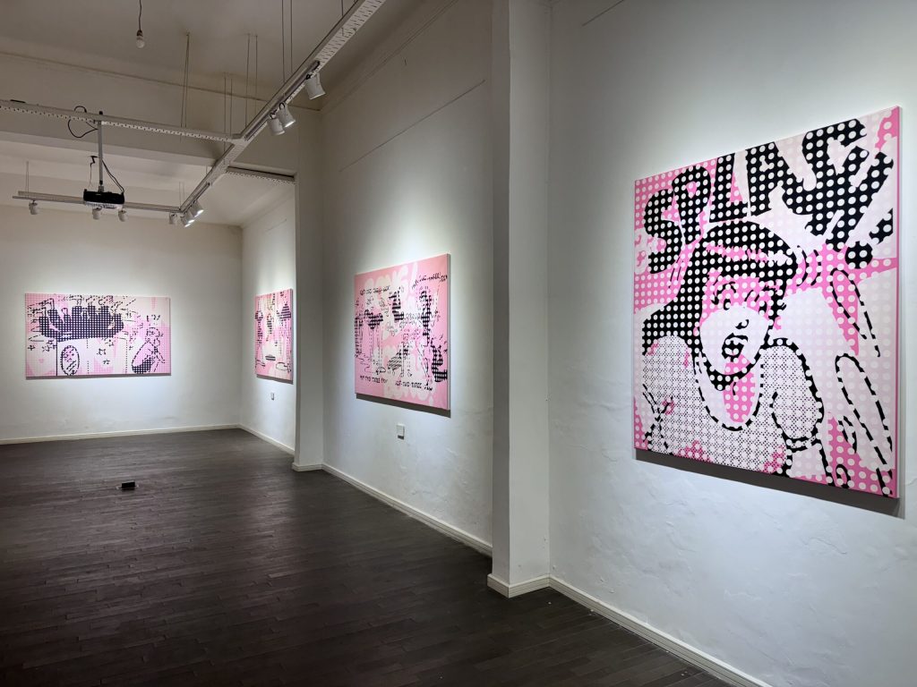 SPLASH   Sexy Fantasy Pink El punctum del Deseo    Ella camina, prendiendo fue la calle   La obra de Bruzzone crea sensual y conceptualmente los señuelos del Deseo. Desde sus comienzos aparecen  en sus instalaciones multimedia las referencias mediáticas y literarias del fashion y el fetish , citas de American Psycho junto a fotos de Kate Moss eran conectadas a cables que nos guiaban a estados íntimos de fantasías eróticas, distópicas y techno. Fantasy, memories, el deseo insconsciente es material en el cuerpo y se encarna en el arte y ahora en las piezas de Dino, según Roland Barthes en La cámara Lucida , citando a Lacan , define el punctum como  aquello que provoca la mirada, lo que desencadena la pulsión esópica. Las piezas de Dino son ese espacio de belleza , perfección, seducción y sensualidad a las que nos llevan estas nuevas pinturas, rosas, sedosas, pinks , sexys . Puntos cuya percepción cromática especifica reconstruye esos recuerdos de diosas icónicas. Veronica , la dominatrix caminando poderosa sobre la mirada fascinada masculina, ella haciendo ejercicio, emergiendo de un Splash exuberante, hasta acabar en el puro éxtasis de los sentidos. Toda la obra del artista sigue el itinerario perfecto de la seducción , la delicada piel de la pintura , el polvo de estrellas del make up , la magia, todo el ilusionismo óptico se materializa en sus maquetas, aquellas inolvidables atmosferas bailables de Freedom , recreando las míticas discos porteñas donde la música y la luz envolvían los cuerpos, sus obras citan a  Barbarella ,  a Valentina de Crepax  a Bergman, hoy es Verónica la morena, la inalcanzable, la intensa en todas sus poses ella en estas pinturas va guiándonos a las epifanías de adolescencia e infancia donde el cine y los comics, construían el set del Cuerpo idolatrado.     Fabiana Barreda Octubre 2024