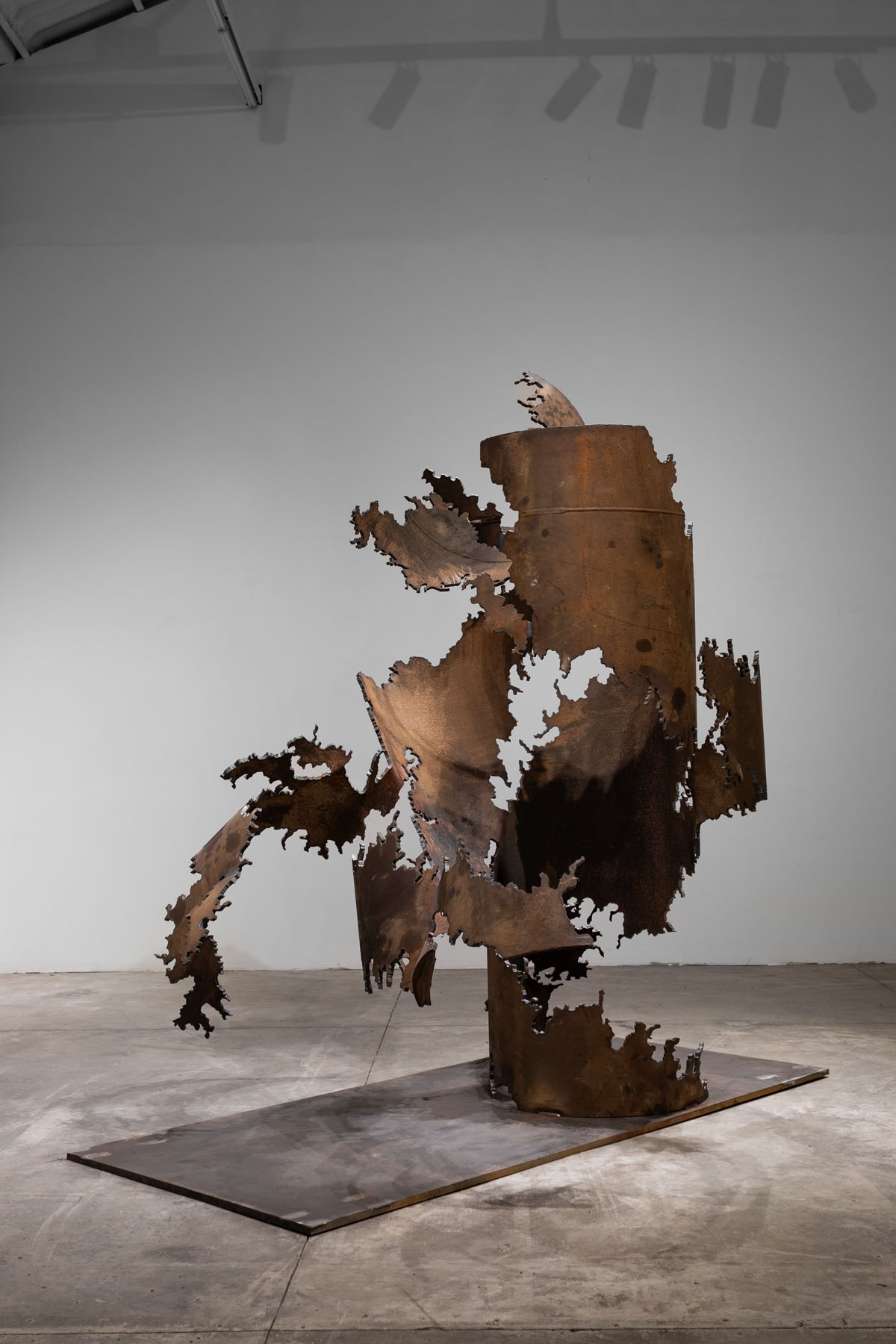 Luciana Lamothe. Sin título, 2026. Tubo de hierro de 14 mm de espesor, cortado a plasma. 325 x 250 x 250 cm